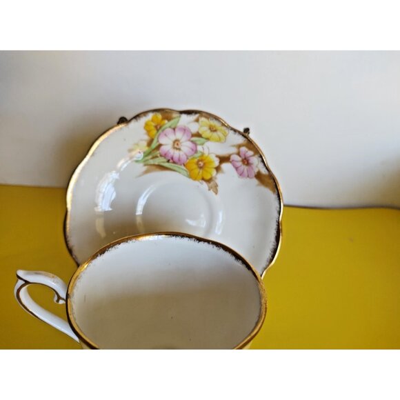 Vintage Royal Albert Tea Cup & Saucer Petunia Pattern 1930's - Picture 4 of 9